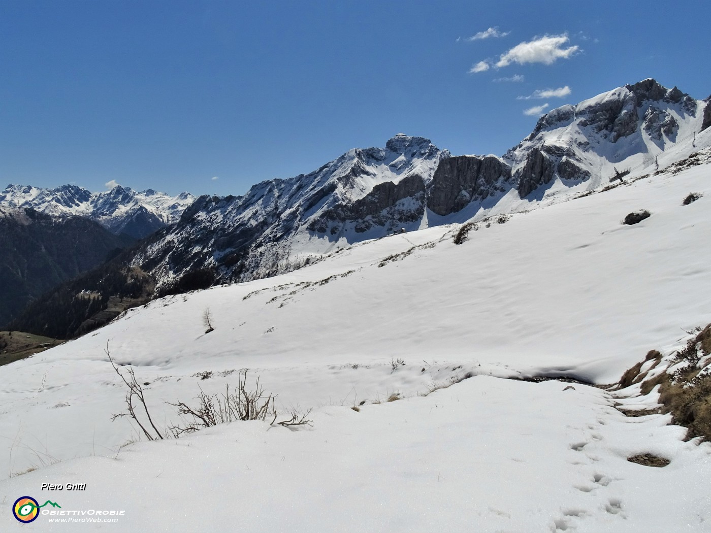 26 Sguardo indietro alla stradetta carica di neve che si restringe e prosegue in decisa salita .JPG